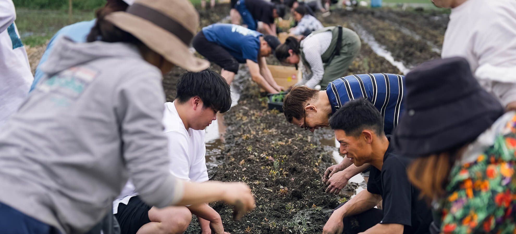 仲間とともに対話する小田真嘉。MASTER HOLDINGSを通じた思想の社会実装を象徴するシーン。