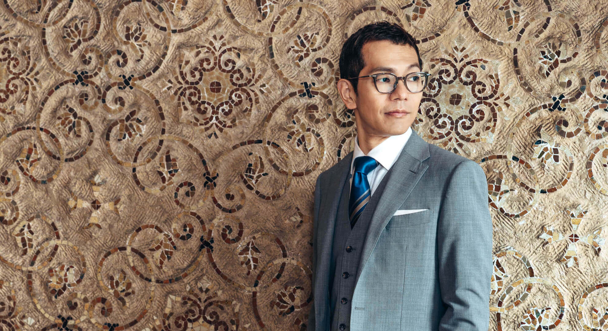 正面を見据える小田真嘉。World Upgradeを提唱する文明進化思想家としての凛とした佇まい。